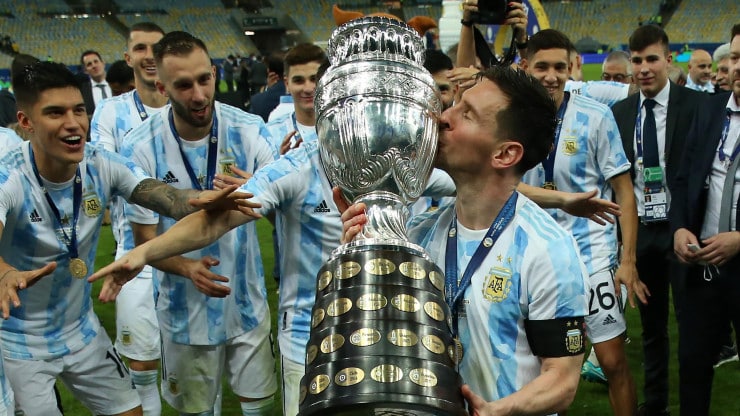 Coppa America Soccer Betting - Lionel Messi (Argentina) kisses trophy